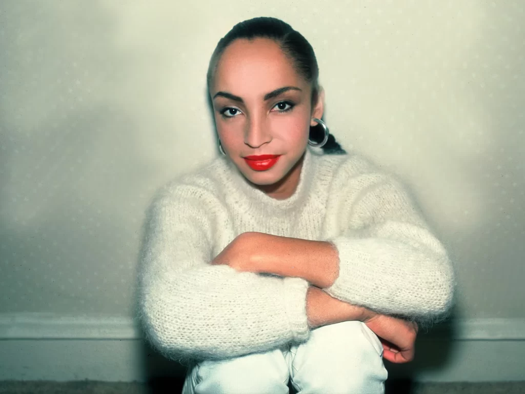 Chanteur Sade : Pourquoi Sa Musique Est la Bande-Son Parfaite pour les Moments Intimes