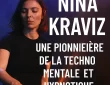 Image de Nina Kraviz sur scène, éclairée en bleu et orange, avec le texte “Une pionnière de la techno mentale et hypnotique”
